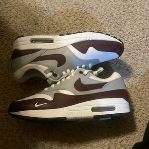 Air Max 1 “Mystic Dates”
Size 9
Comes with Box 
Worn